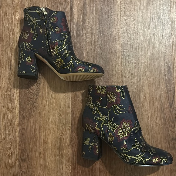 NEW IN BOX Antonio Melani Floral Embroidered Ankle Boots - Black and Gold 7.5 - Picture 3 of 3